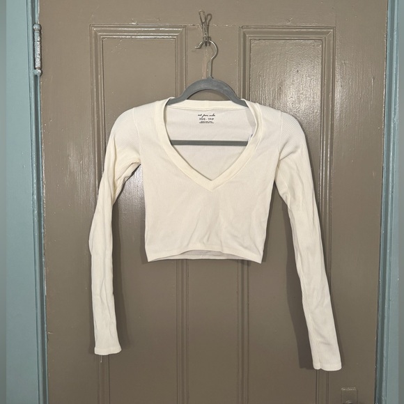 Urban Outfitters Long Sleeve V-Neck - Picture 1 of 2